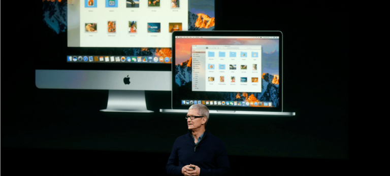 El presidente de Apple, Tim Cook presenta el Apple Macbook Pro.