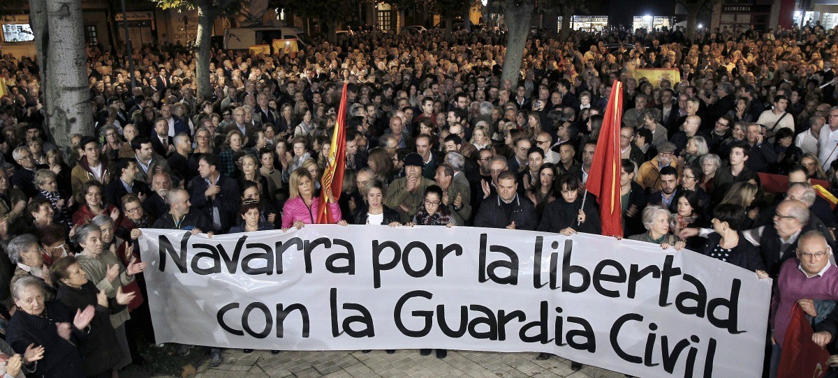 Cientos de personas apoyan a la Guardia Civil en Pamplona