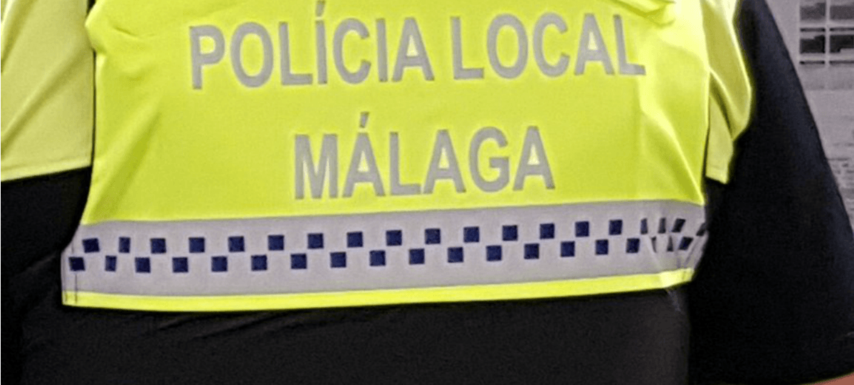 Encuentran una falta de ortografía en los chalecos de la Policía de Málaga