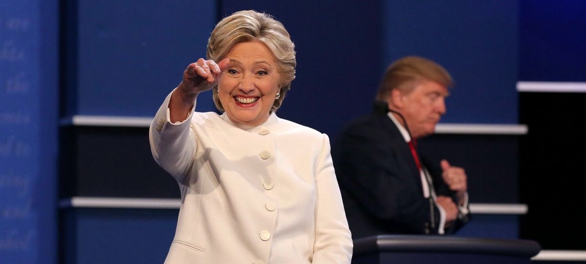 Clinton realiza extraños movimientos con la cabeza y desata la polémica en Internet