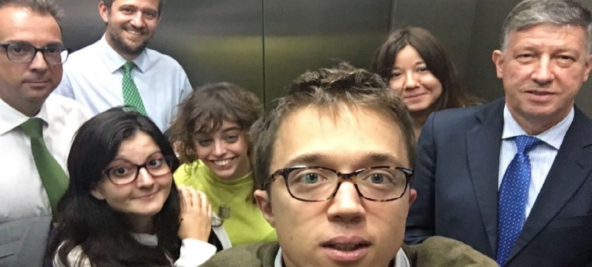 Errejón y tres diputados del PP atrapados en el ascensor del Congreso