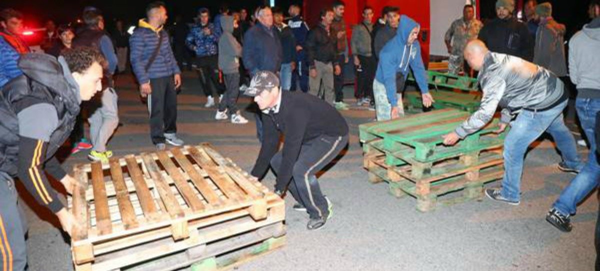 Un pueblo italiano monta barricadas para impedir la llegada de refugiados