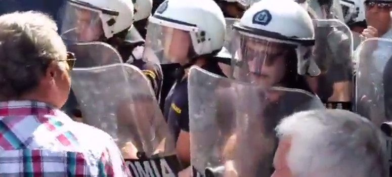 Tsipras ordena lanzar gases lacrimógenos contra jubilados