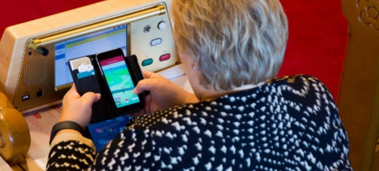 Pillan a la primer ministro de Noruega jugando a Pokémon Go en el Parlamento