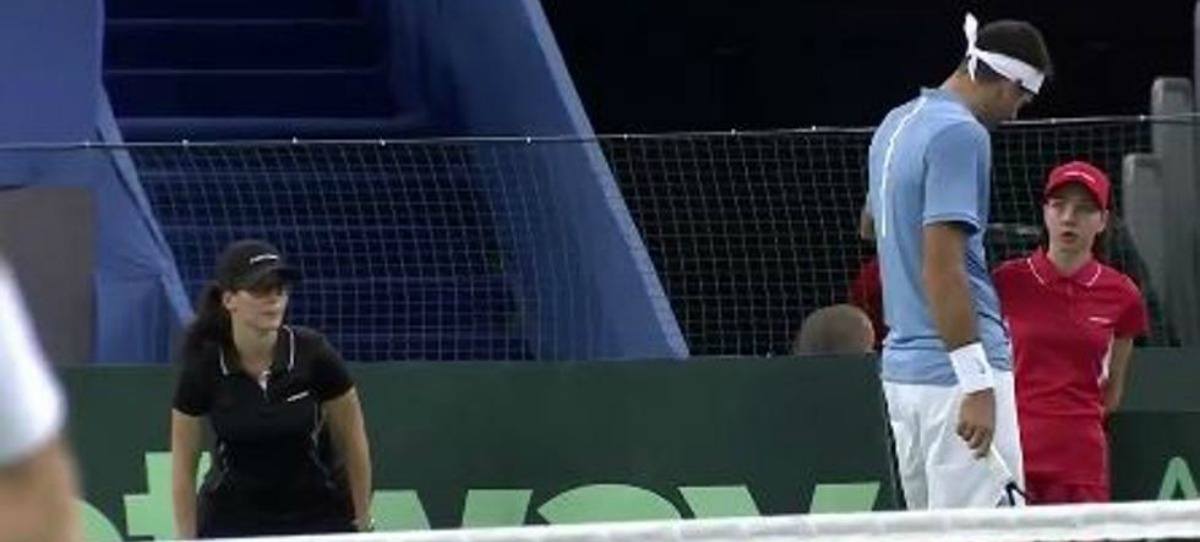 Vídeo: el tierno gesto de Del Potro con una recogepelotas tras recibir un pelotazo de Cilic