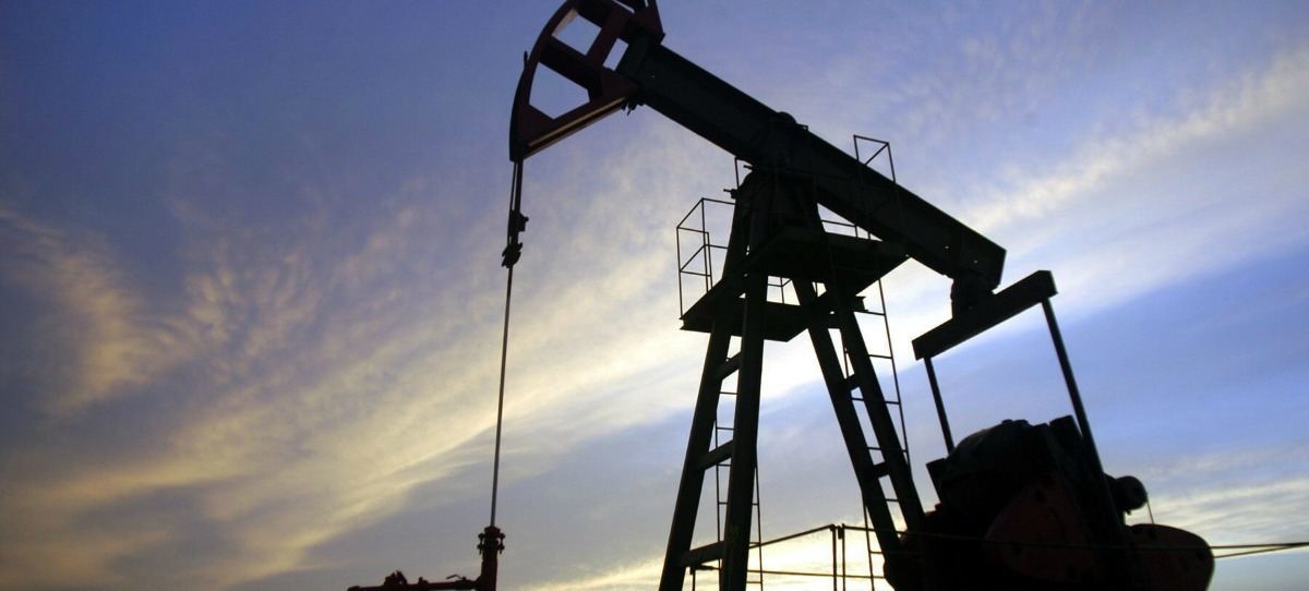 Más demanda que producción mantendrán altos los precios del petróleo, según la AIE