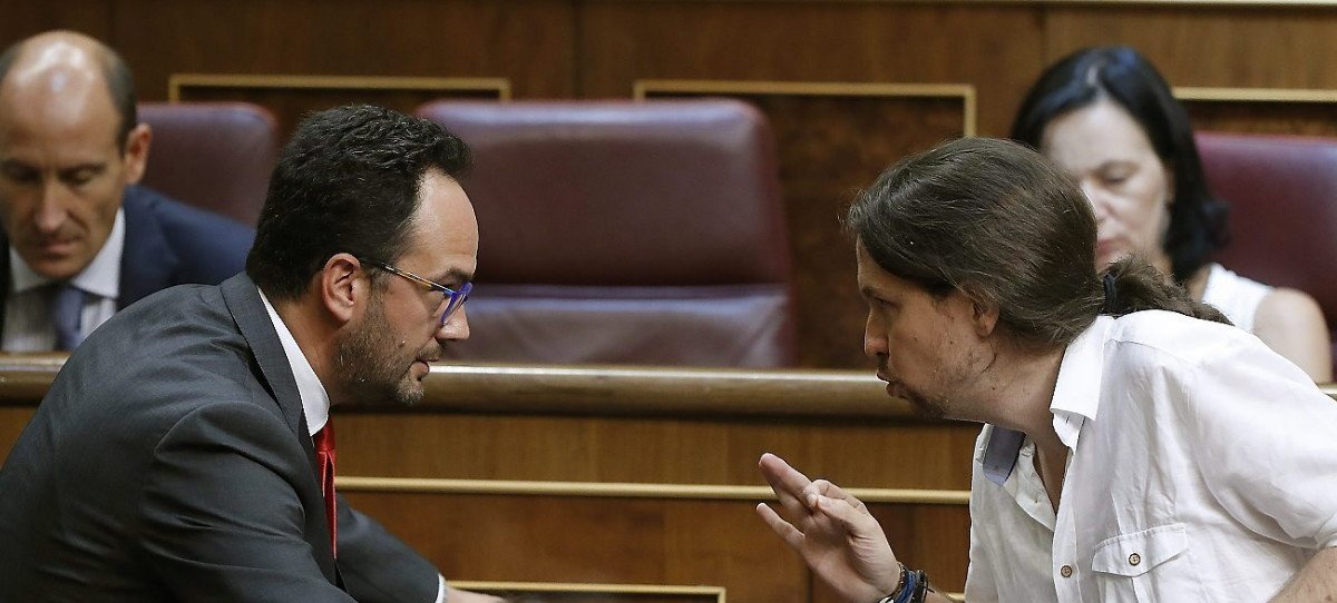 Podemos superaría a un PSOE en caída libre, según el CIS
