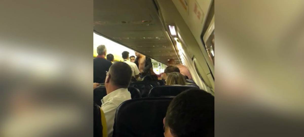Vídeo: pelea entre pasajeros desvía un vuelo de Ryanair
