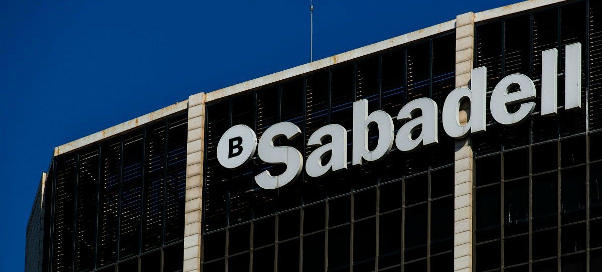 Fitch mantiene la nota del Sabadell en BBB- y mejora la perspectiva de estable a positiva
