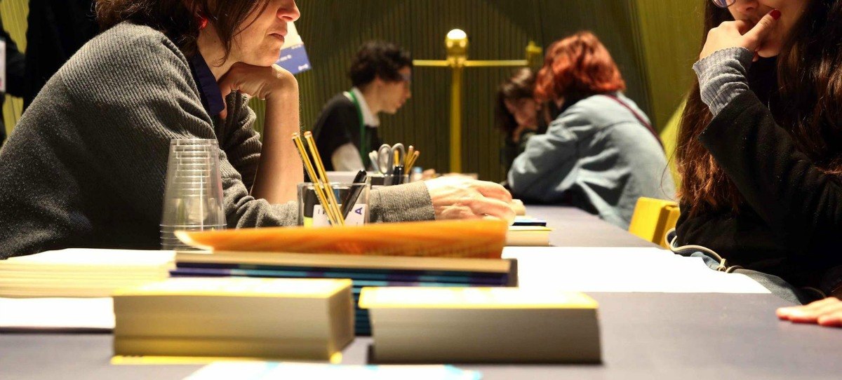 Estudiantes en una biblioteca