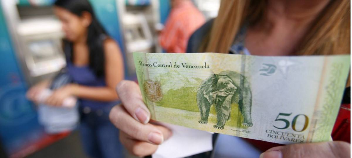 Venezuela, camino de convertirse en Zimbabue: el dinero se pesa