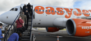 Pasajeros embarcan en un vuelo de EasyJet