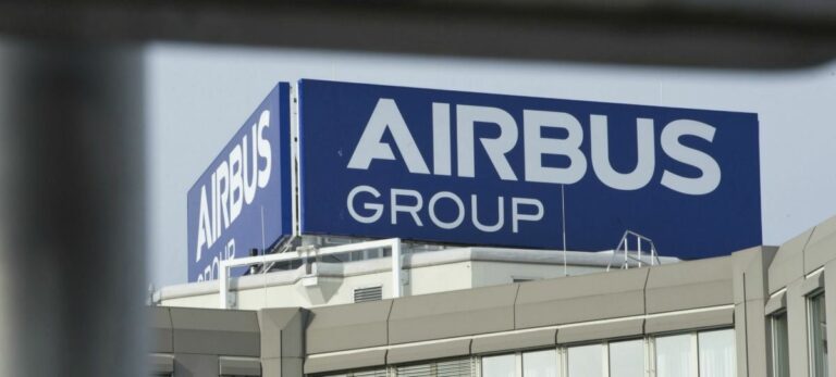 Un cartel con el logo Airbus en el edificio de la compañía en Baviera