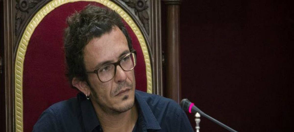 Vídeo: Interrumpe el pleno para tirar garbanzos a 'Kichi': "Arréglese los dientes"