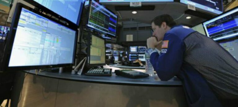 Agente de bolsa frente a las pantallas