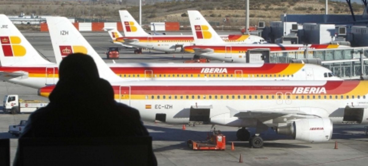 Iberia dota sus aviones con un kit de mascarillas por si algún pasajero muestra síntomas de coronavirus