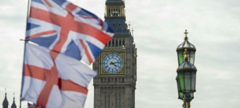 Bandera de Reino Unido sobre una de Ingaterra con el Big Ben al fondo