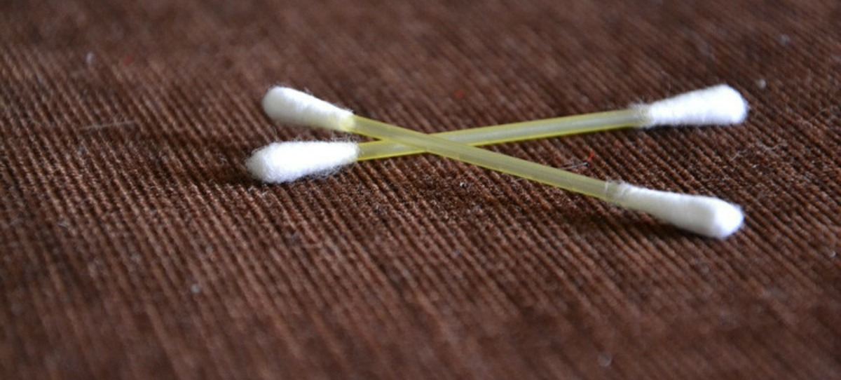 ¿Por qué deberías dejar de limpiarte los oídos con bastoncillos de algodón?
