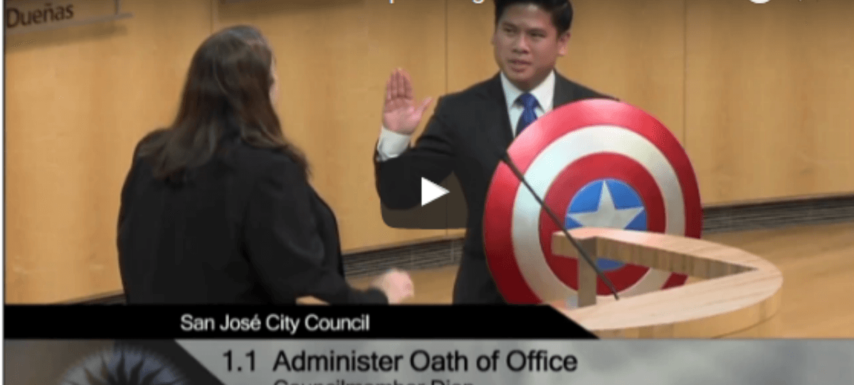 Vídeo viral: Concejal jura su cargo con el escudo del Capitán América