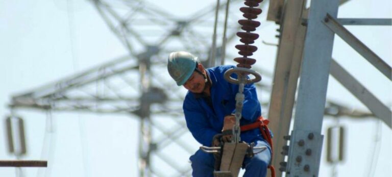 Trabajador subido a una torre eléctrica