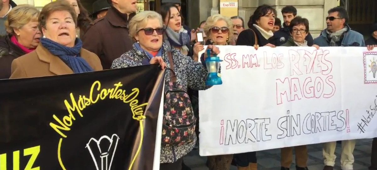 Vecinos de Granada piden a los Reyes que Endesa no les corte la luz