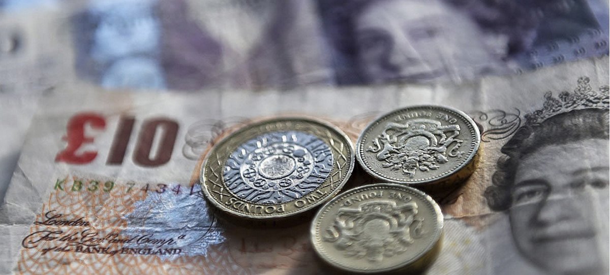 La libra se hunde por un Reino Unido ingobernable