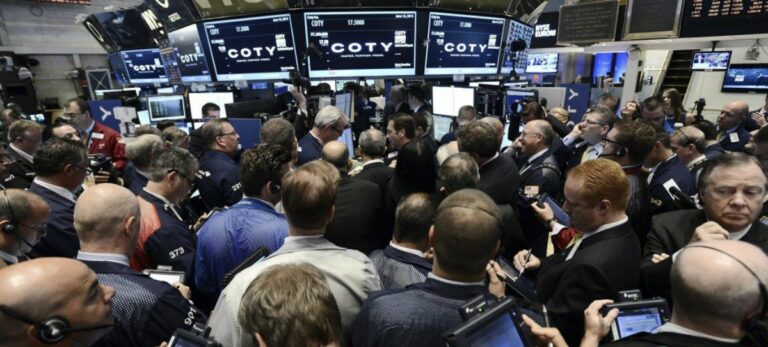 Corredores de bolsa en Wall Street