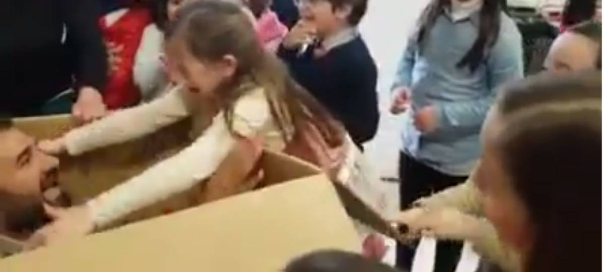 VÍDEO: El militar español destinado que ha emocionado al mundo al acudir al cumpleaños de su hija