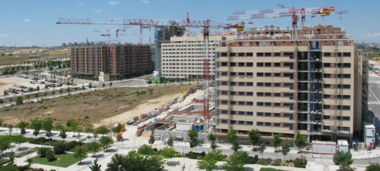 Varios bloques de vivienda de nueva construcción
