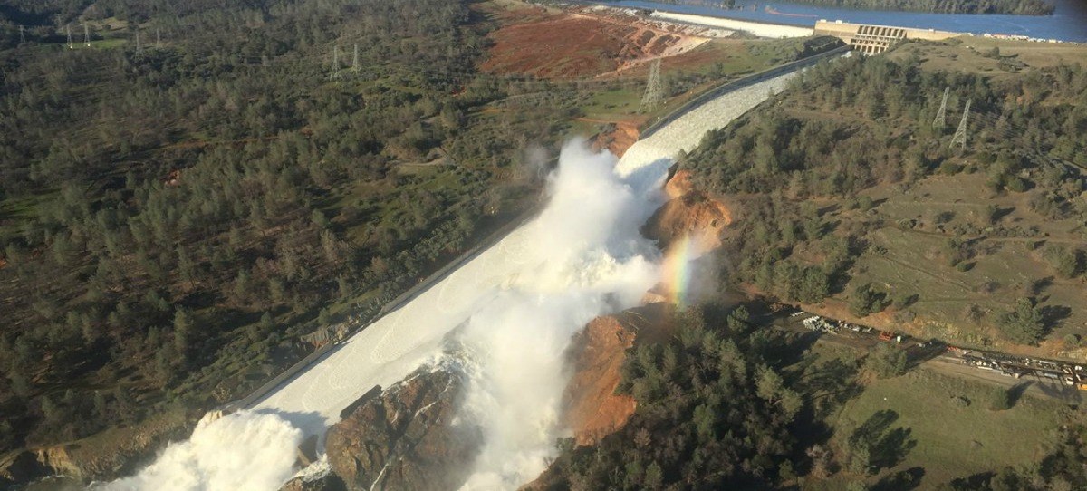 California: Miles de evacuados por los daños en la presa Oroville