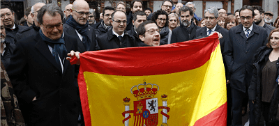 Un ciudadano se cuela en la foto de Homs con la bandera de España