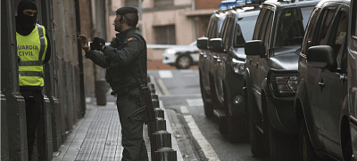 Detenido un marroquí en Las Palmas que posaba con emblemas de Dáesh y armas