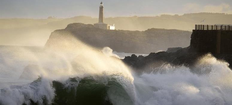 El viento huracanado y olas de 10 metros causan numerosos destrozos en el norte