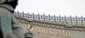 Logotipo de UniCredit en la fachada del palacio de Milán en la plaza de Cordusio