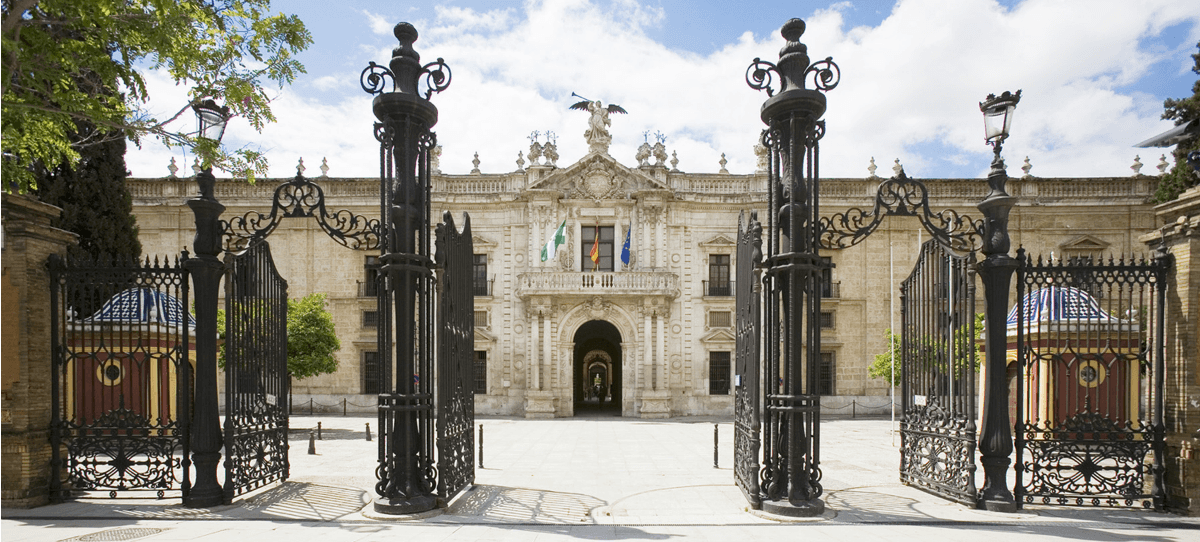 Una empleada de la Universidad de Sevilla enchufa a 22 personas
