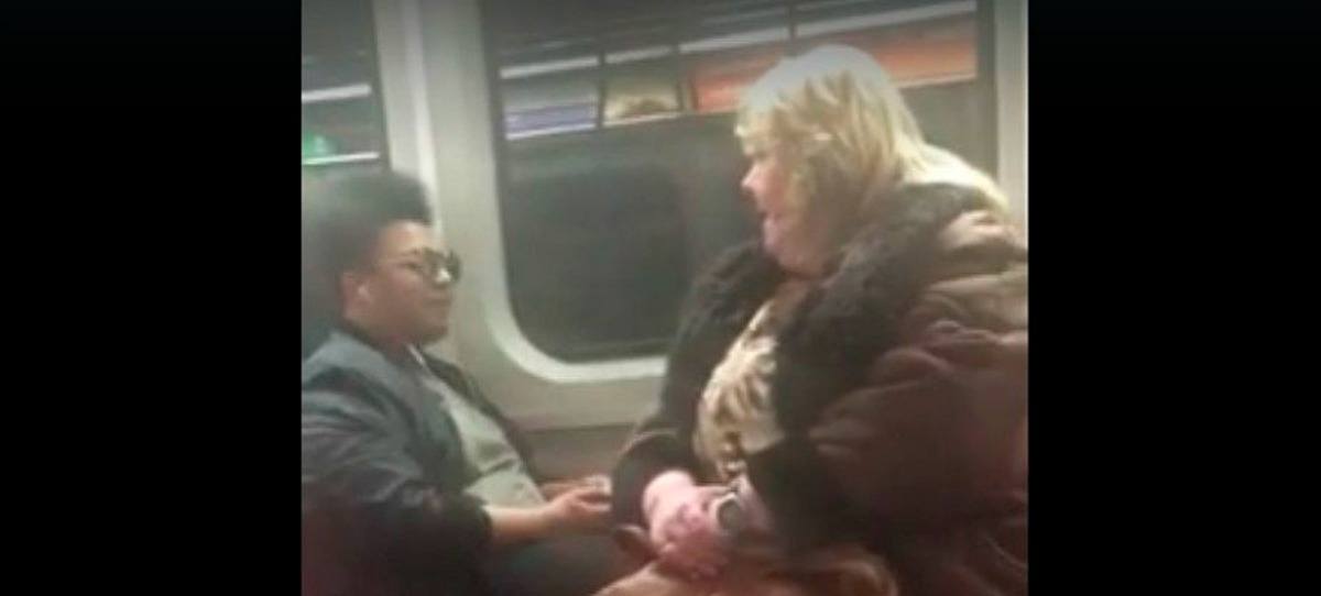 La lección de una mujer a un joven que apoya sus pies en un asiento del metro