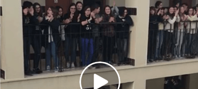 Emotiva despedida de 500 alumnos a un profesor que se jubila en Málaga