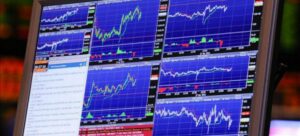 Gráficas financieras en una pantalla de ordenador en la bolsa