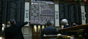 Varios inversores observan las pantallas de la Bolsa de Madrid