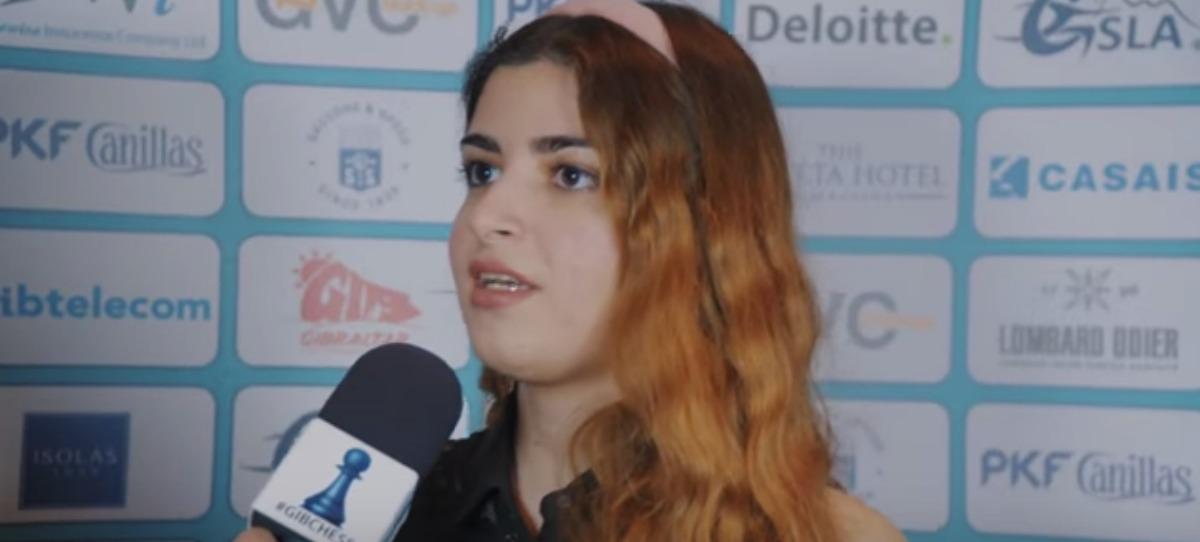 Jugadora de la selección iraní de ajedrez, expulsada por no llevar el hiyab