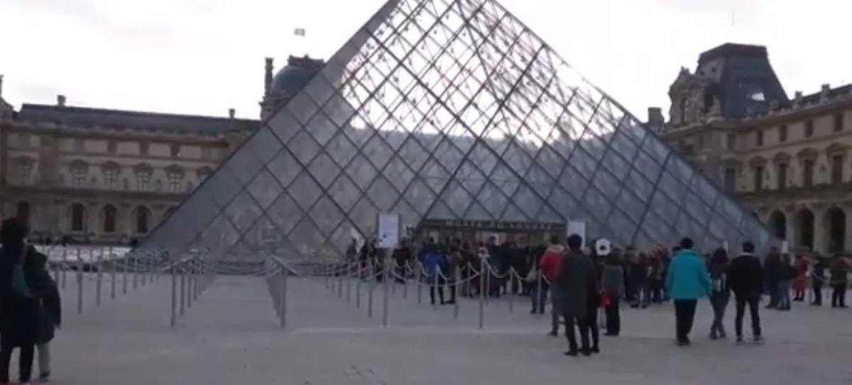 Un soldado abre fuego contra hombre armado en el Louvre de París que gritó 'Alá es grande'