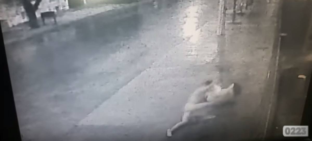 Un hombre desnudo ataca brutalmente a una mujer en plena calle