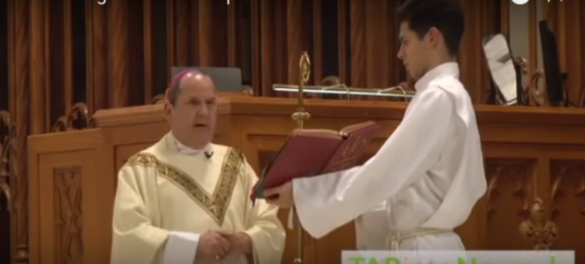 Vídeo: Agreden brutalmente a un obispo mientras oficiaba una misa