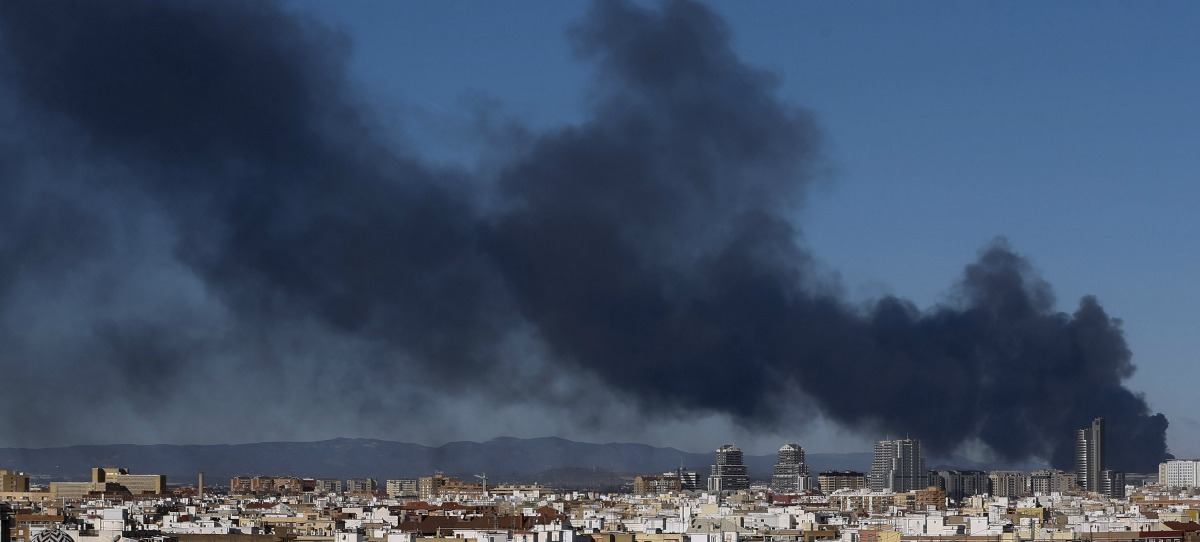 Paterna: Impresionantes imágenes del incendio de una empresa de Fuente del Jarro