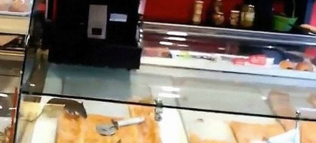 Una rata come las empanadas a la venta en una cafetería de Asturias