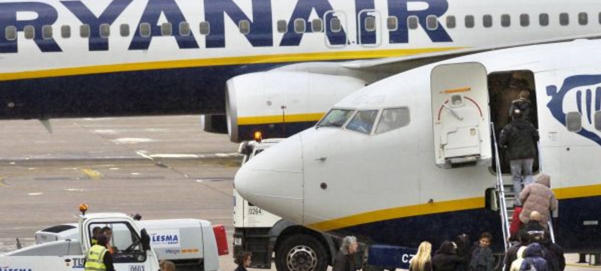 Ryanair: Los clientes sin embarque prioritario solo podrán llevar un bulto en el avión