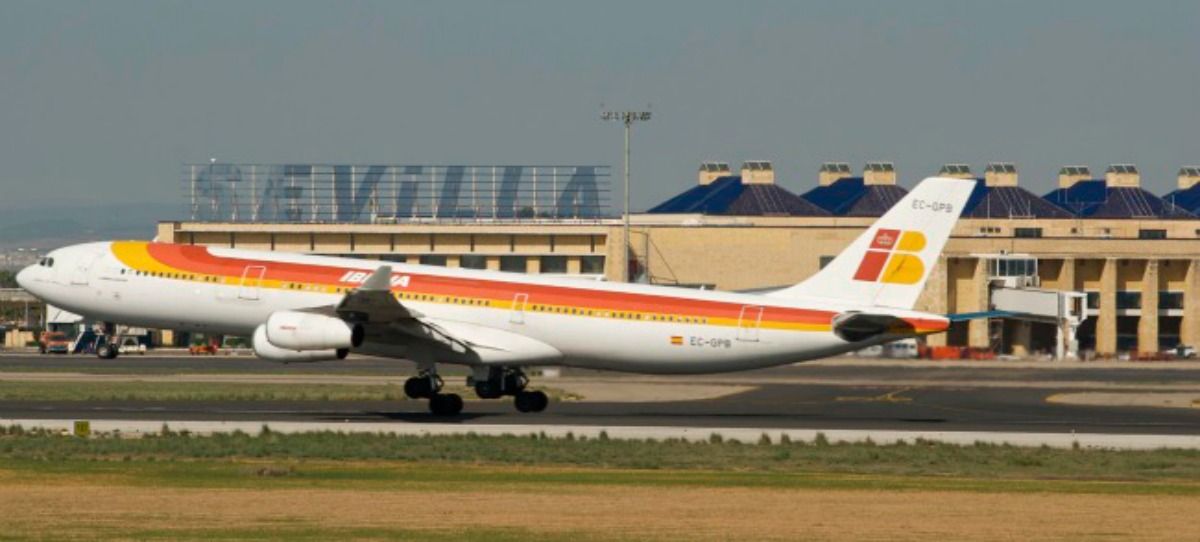 Los pasajeros de un vuelo de Iberia se llevan un susto en Sevilla