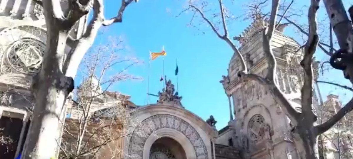 Los independentistas pitan y gritan "fuera" a la bandera de España del TSJC