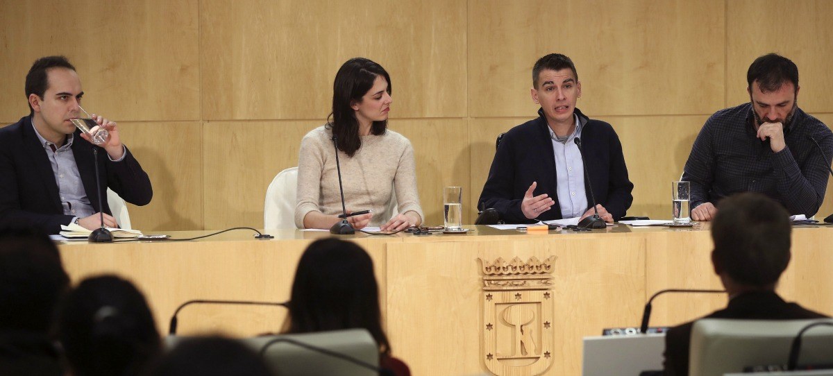 Rita Maestre se ofende porque un periodista compara su asalto a la capilla con el autobús de Hazte Oír