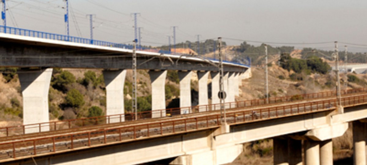 La CNMC recrimina a Adif el aumento en 125 millones de sus cánones ferroviarios